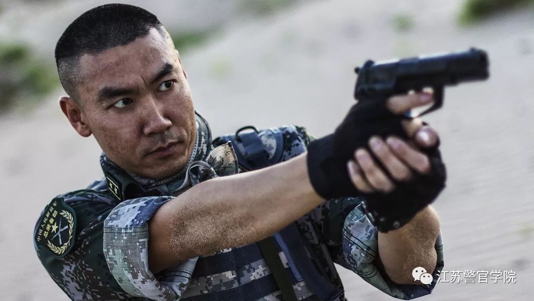 军旅十八年情节仍是戎装，多才博士创作百首歌曲记录生活