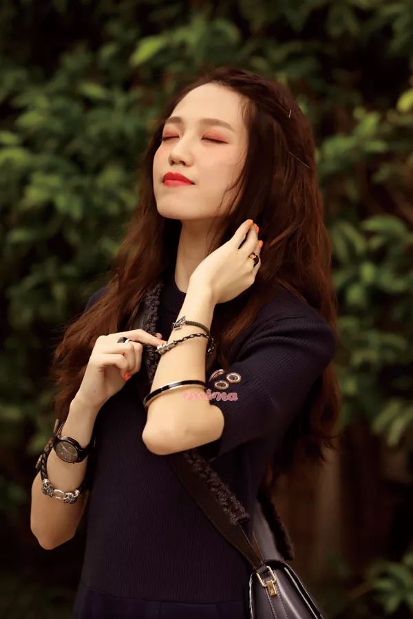 潮搭汇｜手部饰品×唇色美甲点亮冬日造型的通关密语