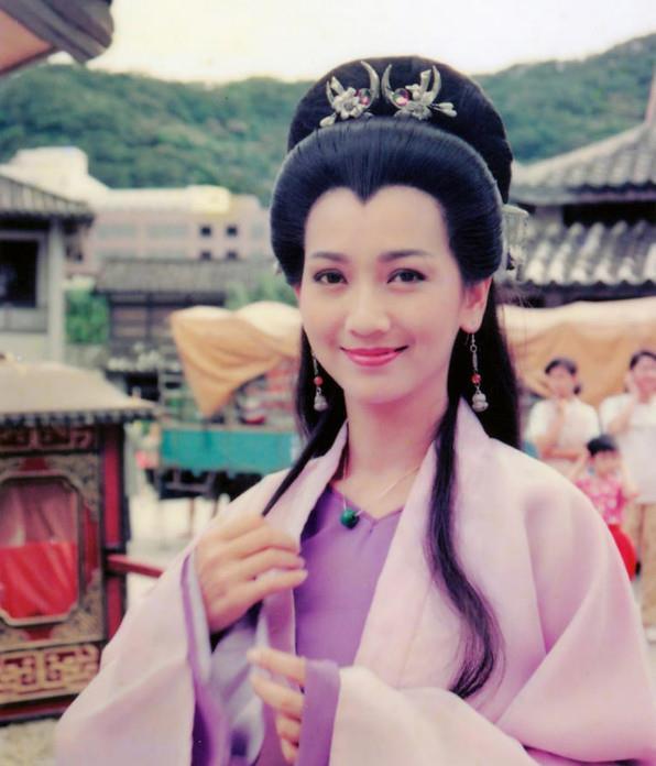 65岁赵雅芝白衬衫彩虹裙不老女神,赵雅芝63岁依然优雅长裙浪漫唯美