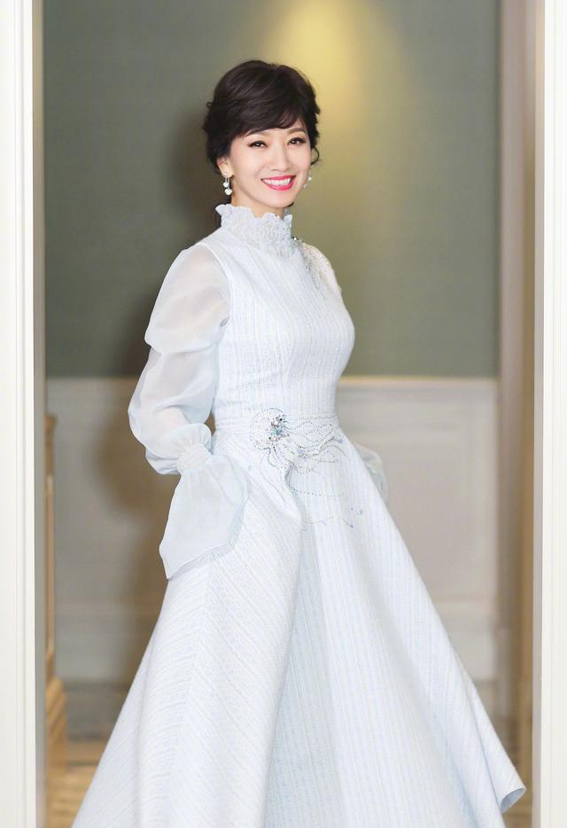 65岁赵雅芝白衬衫彩虹裙不老女神,赵雅芝63岁依然优雅长裙浪漫唯美