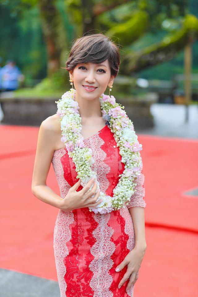 65岁赵雅芝白衬衫彩虹裙不老女神,赵雅芝63岁依然优雅长裙浪漫唯美