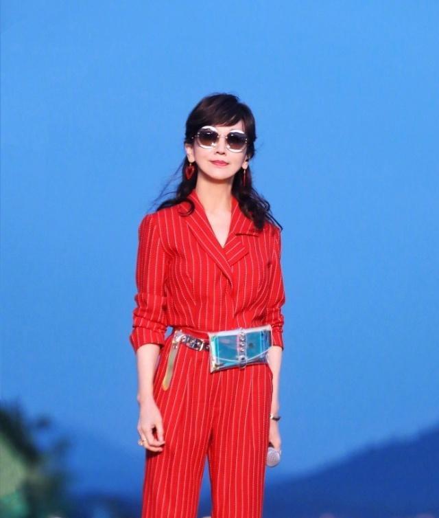 65岁赵雅芝白衬衫彩虹裙不老女神,赵雅芝63岁依然优雅长裙浪漫唯美