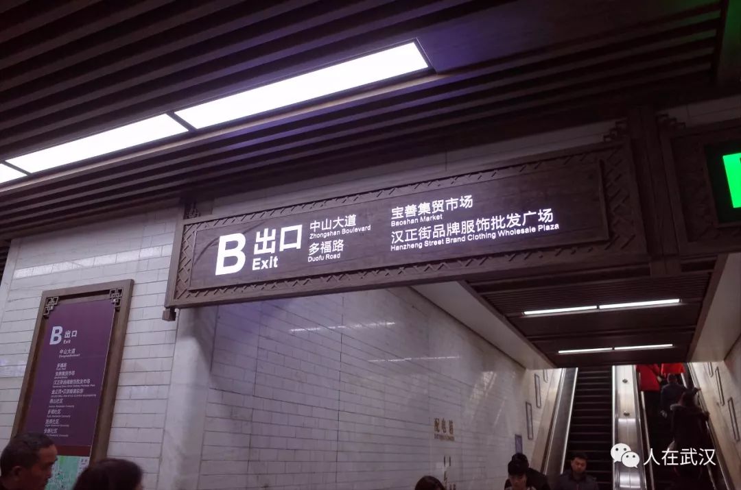 汉正街什么时候卖冬季清仓衣服,汉正街品牌大楼清仓甩卖现场