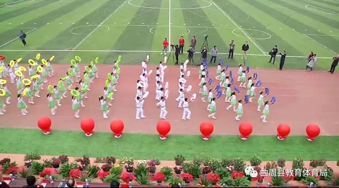 会客厅采访视频,栏目记者来到小学采访小学生