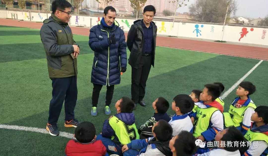 会客厅采访视频,栏目记者来到小学采访小学生