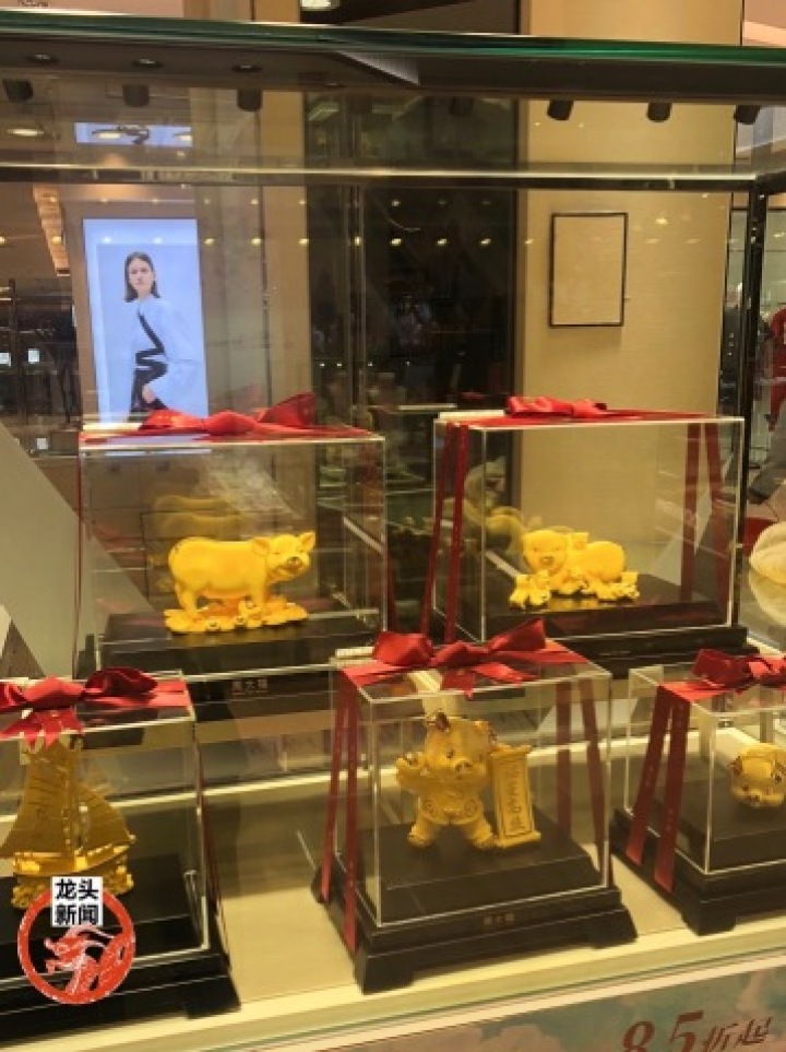 “猪”光宝气：春节临近，金猪饰品卖断货