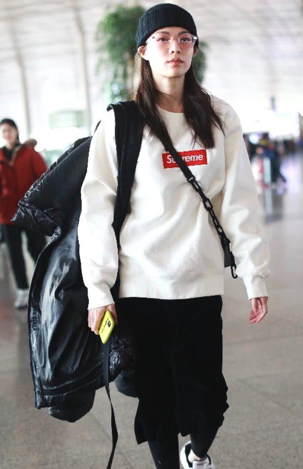 钟楚曦supreme卫衣+紧身裤，满是街头潮流味！