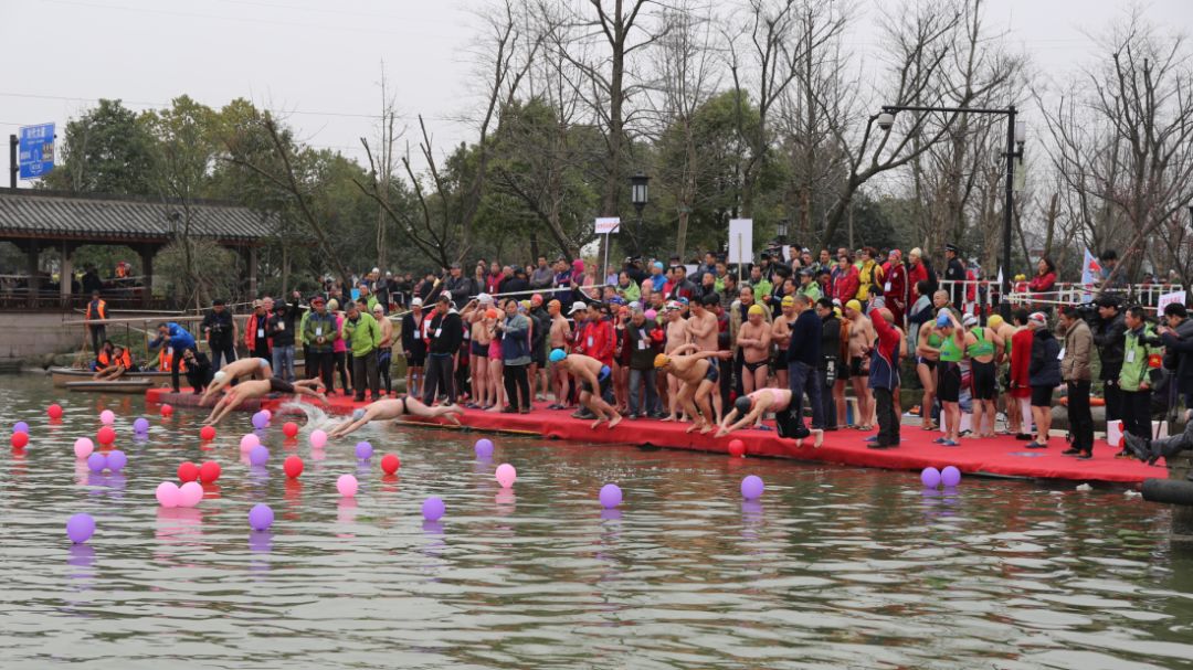 今年元夜时，月与灯如旧活动多红火，请君闹元宵！