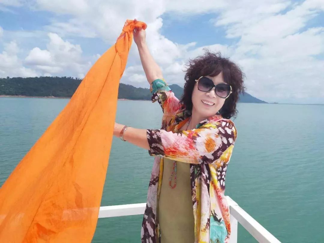 中国大妈外出旅游跨栏,大妈旅游动作