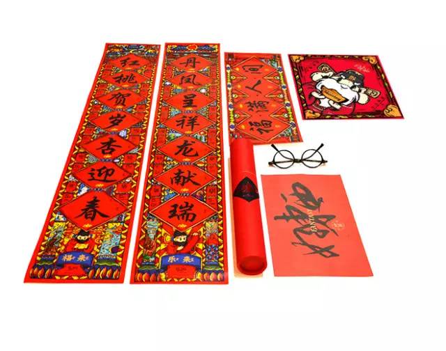 大年三十这天贴春联的习俗,贴春联高低的讲究