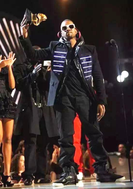 aj球鞋好还是乔丹篮球鞋好,aj还是yeezy穿着舒服