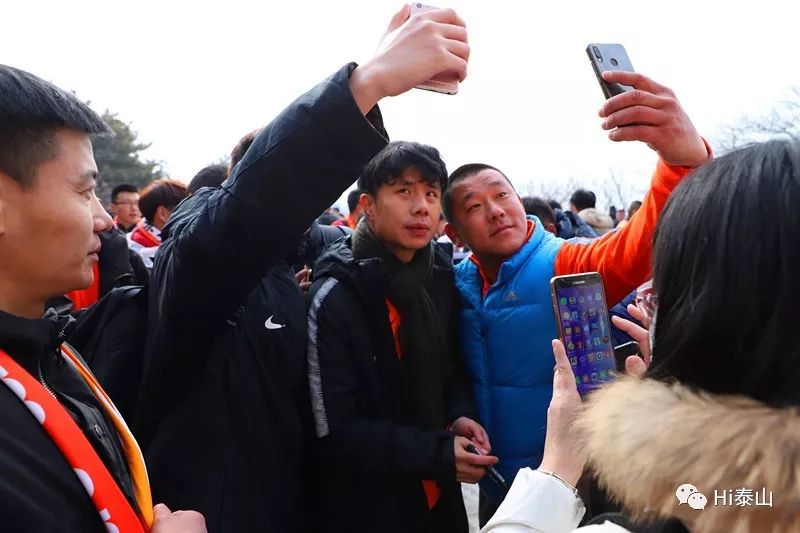 山东鲁能泰山众将登泰山祈福,鲁能登泰山祈福