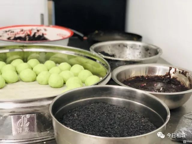 黑芝麻蛋黄肉松软糯香甜的青团子,苏州哪里的青团子比较好吃啊