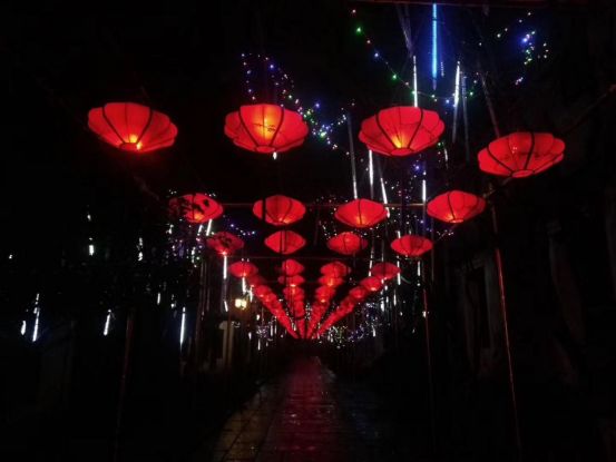 今年元夜时，月与灯如旧活动多红火，请君闹元宵！