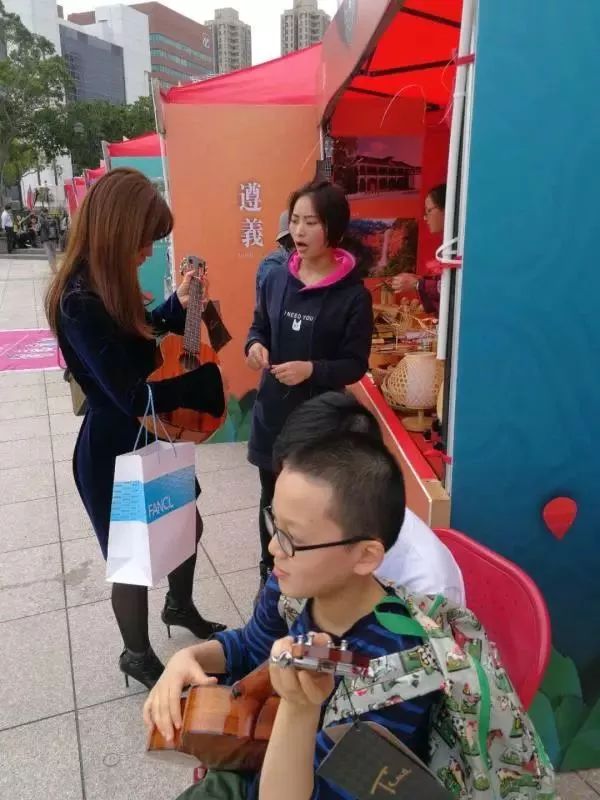多彩贵州风香港文化庙会启动｜正安吉他香港受追捧