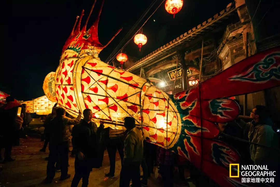 这盏燃了200年的徽州鱼灯，带你游回小时候