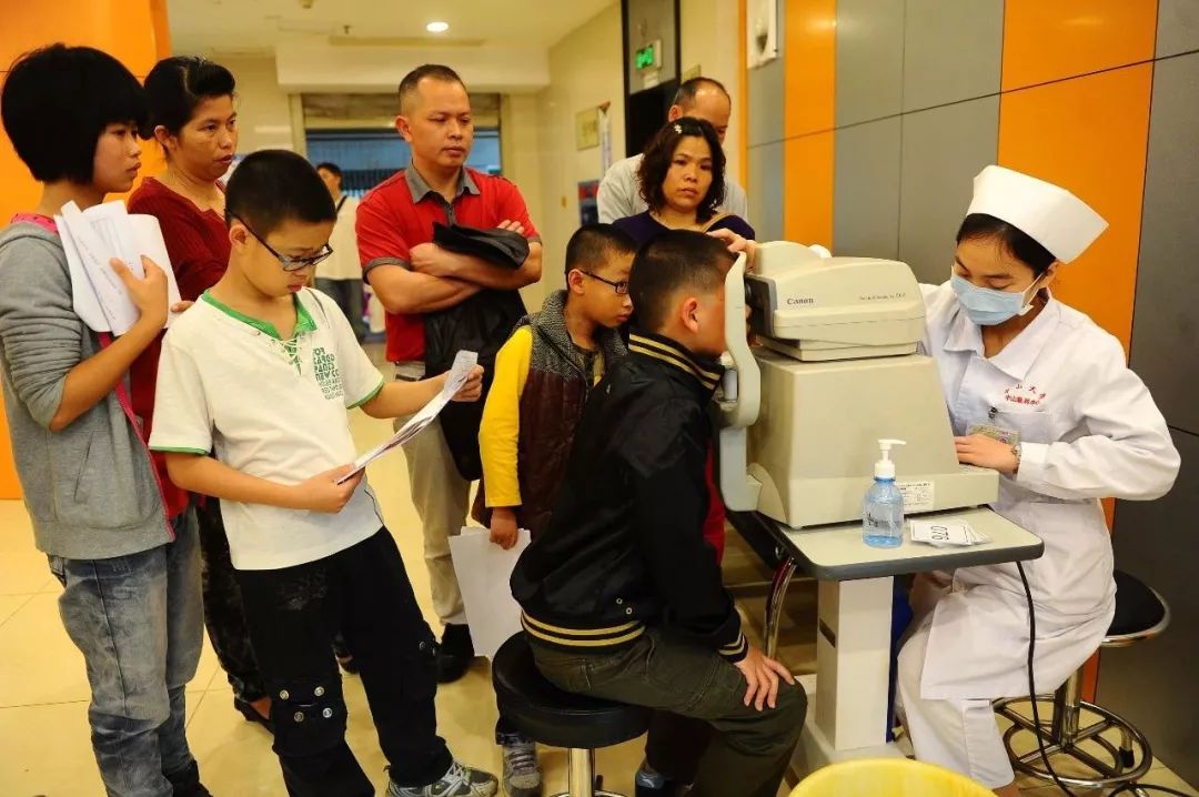 近视不用戴眼镜怎么矫正,轻微近视最好要不要戴眼镜