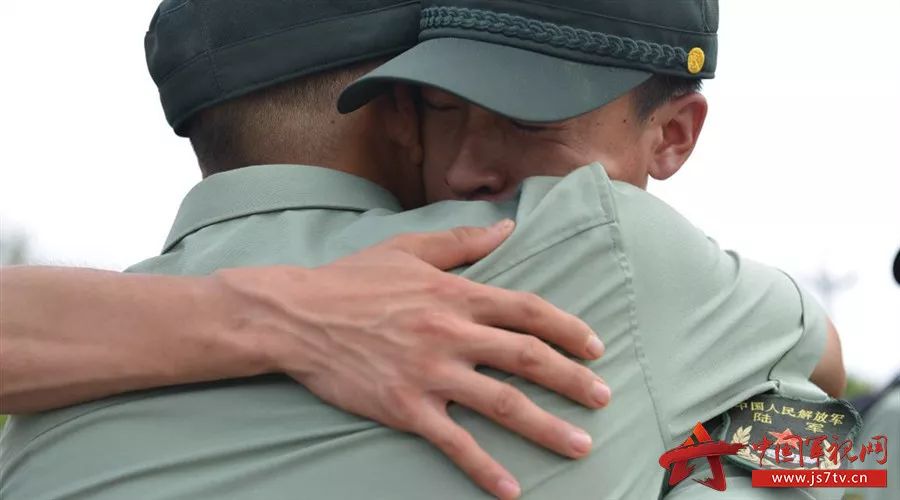 伸出右手看看你有几道手纹,手指无原因起老茧是什么原因