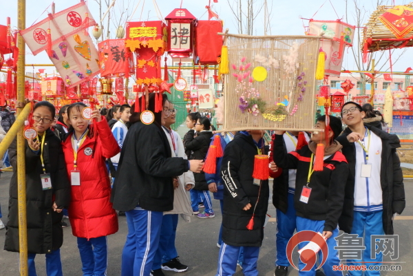 元宵节学生巧手做花灯的活动,逛灯会分享浓浓的年味一年级
