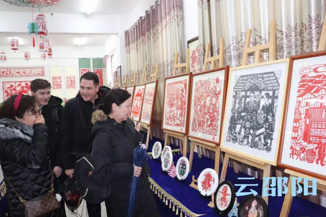 剪纸传承人技艺高超,新邵剪纸非遗传承人