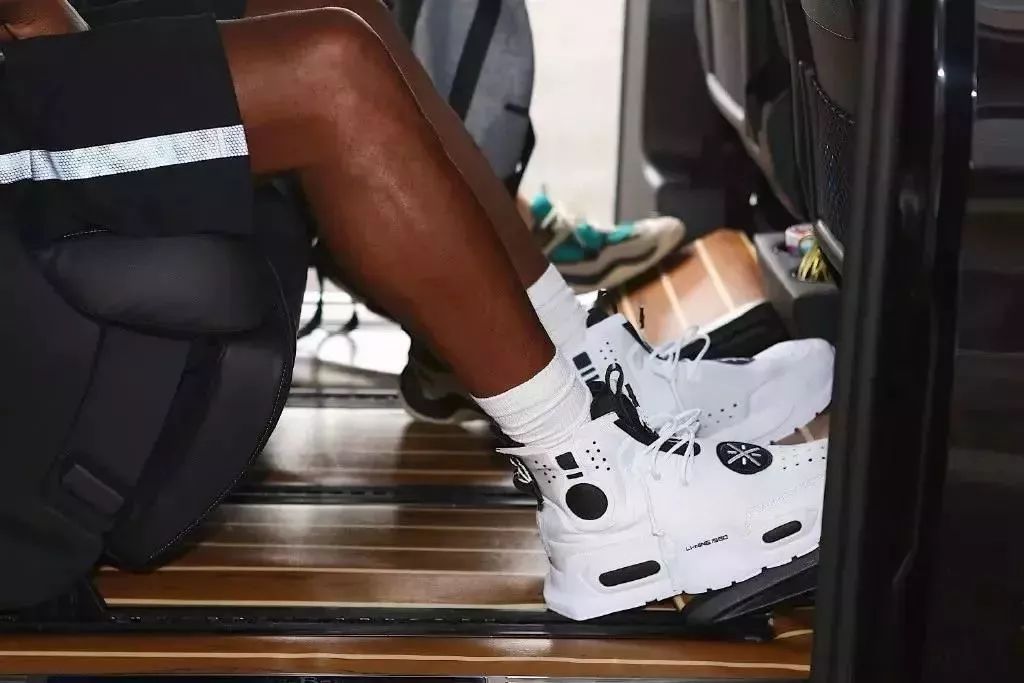 白敬亭球鞋收藏,白敬亭收藏鞋的视频