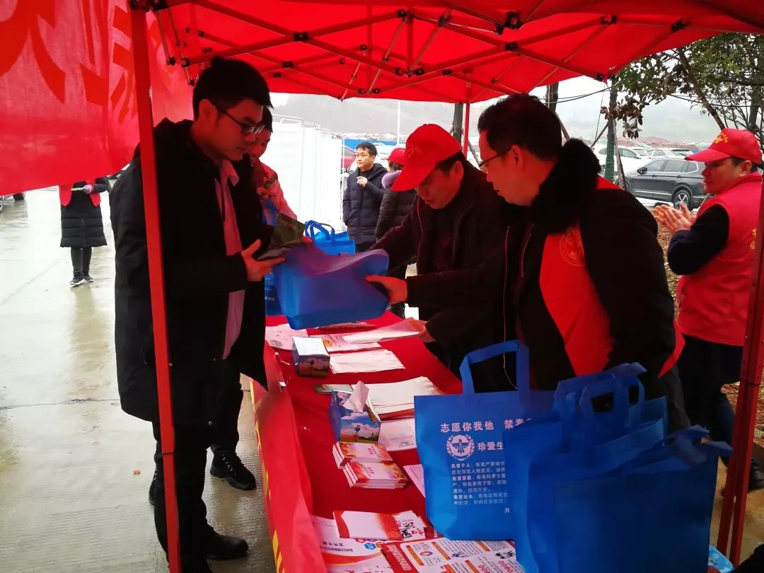 龙坪禁毒宣传入集市,禁毒宣传助力复工复产