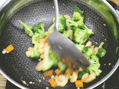 将食物“悬浮”起来的锅!轻松做到不沾锅,无油烟更健康