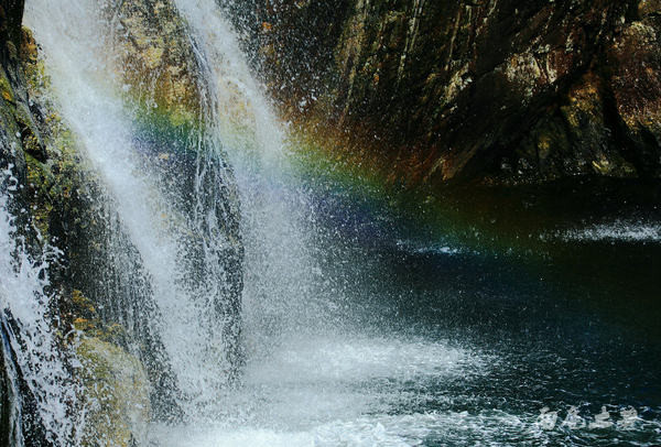你敢站在悬崖边拍视频吗,你敢站在房顶边缘吗