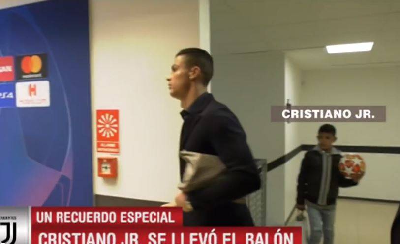 c罗请队友回家吃饭,迷你罗看c罗两百场国家队比赛