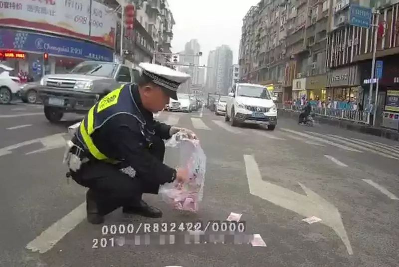 获赔百万*迁拆**款神志失常？男子两次当众抛撒百元大钞，还举刀寻短……