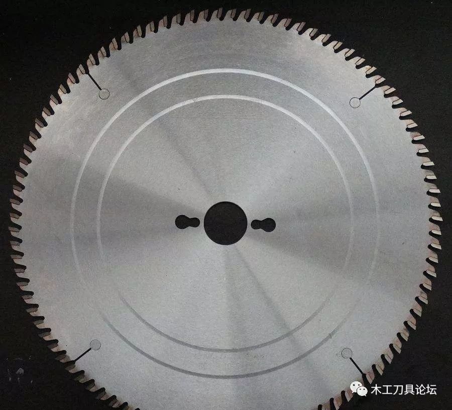 锯片几何参数、锯齿数、锯齿形状、进给速度等都是影响质量的因素