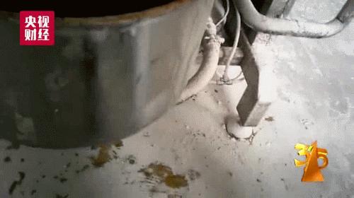 男友联系前任女子吃5包辣条,男友和女友吃辣条