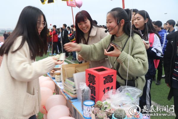 学雷锋日爱心义卖活动通知,雷锋精神燃起来爱心义卖暖校园