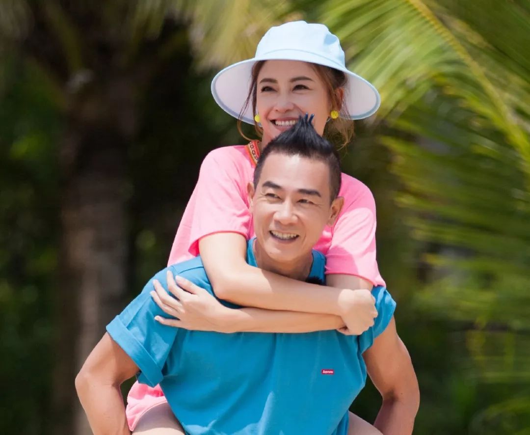 陈小春带应采儿上节目,陈小春和应采儿爸爸去哪儿秀恩爱