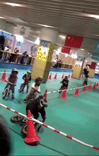 3岁女儿*拍偷**照流出，微信群全炸了：你怎么把孩子教成这样了？！