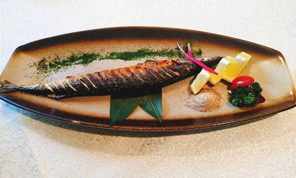 哈尔滨独家私藏の日料，99元抢原价288元套餐，挪威三文鱼刺身厚切+肥牛寿喜锅+日式照烧鸡+金枪鱼沙拉+甜蜜加州卷…