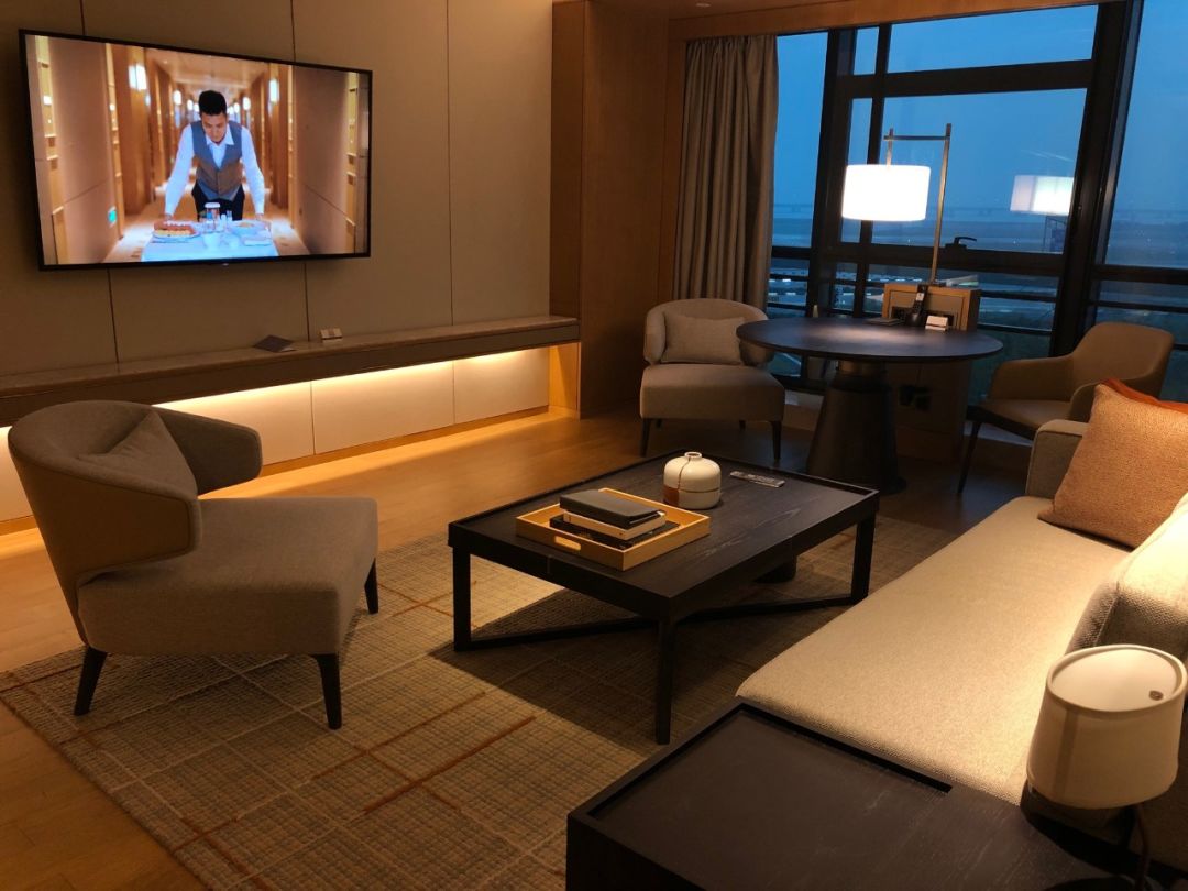 洗澡喝酒躺着看飞机!深圳机场这家奢华酒店“转机星人”务必了解一下!