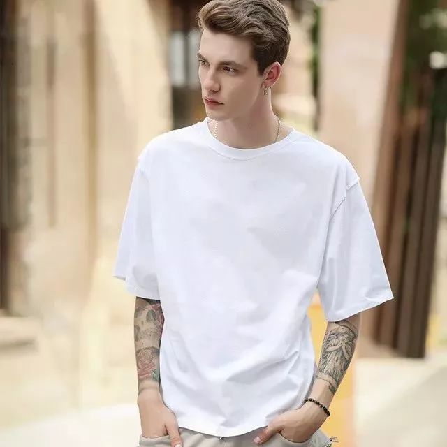 为什么全世界女明星都在穿这件白T？永不发黄，显瘦十斤，国际一线大牌*用御**工厂出品的白T，谁见谁动心！