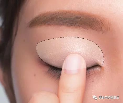 温柔又元气的杏粉色妆容,粉色系光泽感妆容