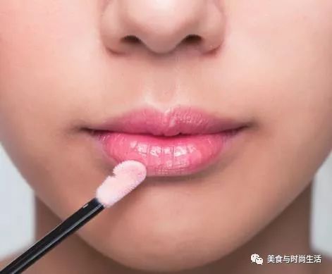 温柔又元气的杏粉色妆容,粉色系光泽感妆容