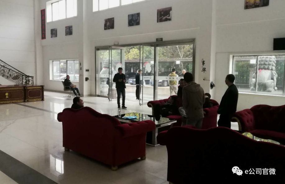 【直击】快递桐庐帮“关停”风波：国通总部多处贴封条，各地加盟商火速赶来！