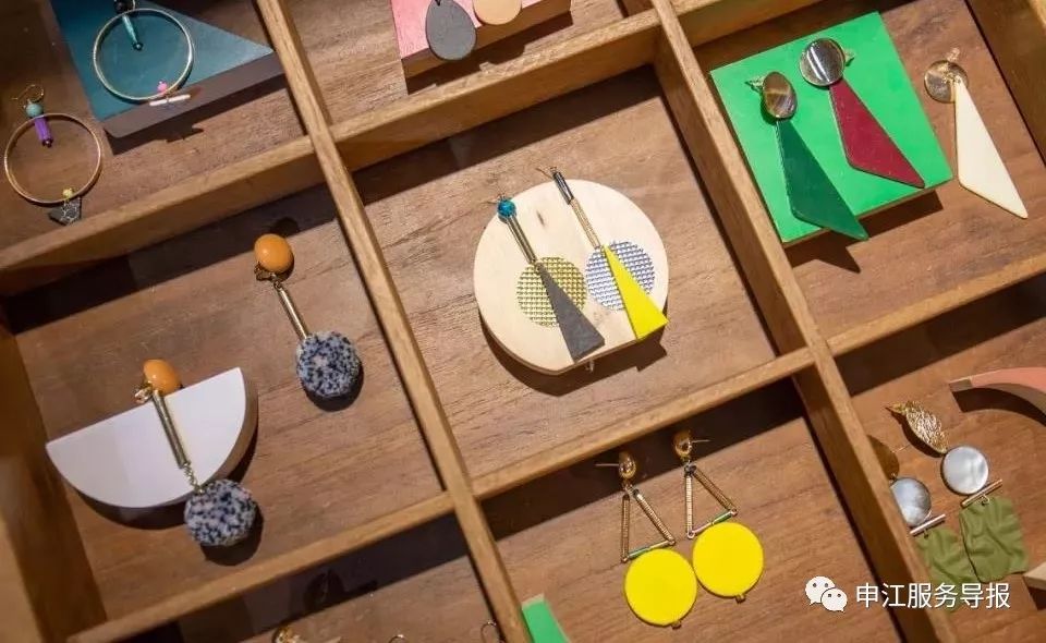 非常隐蔽的秘密基地藏在地板下,神秘的仓库到底隐藏着什么秘密