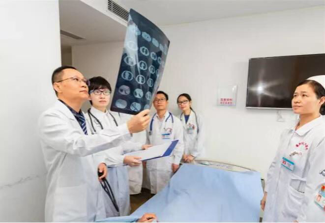 肺部洗出17升牛奶,毛骨悚然男子肺部竟洗出17升牛奶