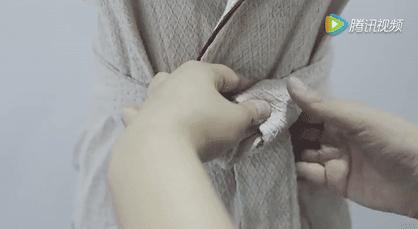 毛衣该不该收起来,毛衣腰侧边上有根带子怎么系好看