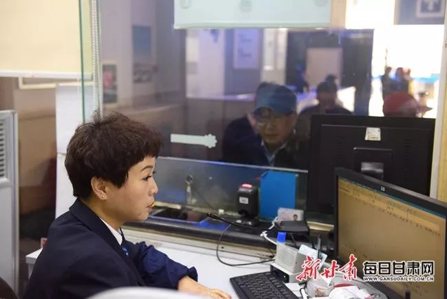 五一小长假火车票开售,五一假期首日火车票开售预订火爆