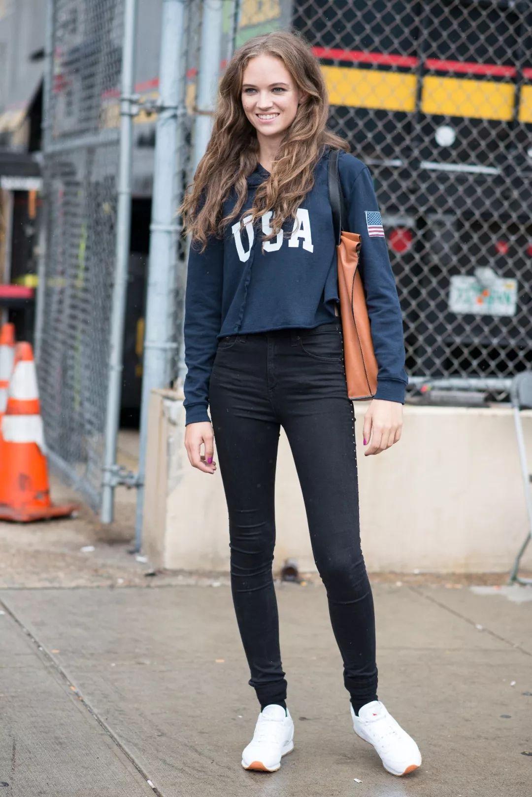 杨幂穿粉色卫衣配紧身运动裤,杨幂穿白色紧身裤穿搭