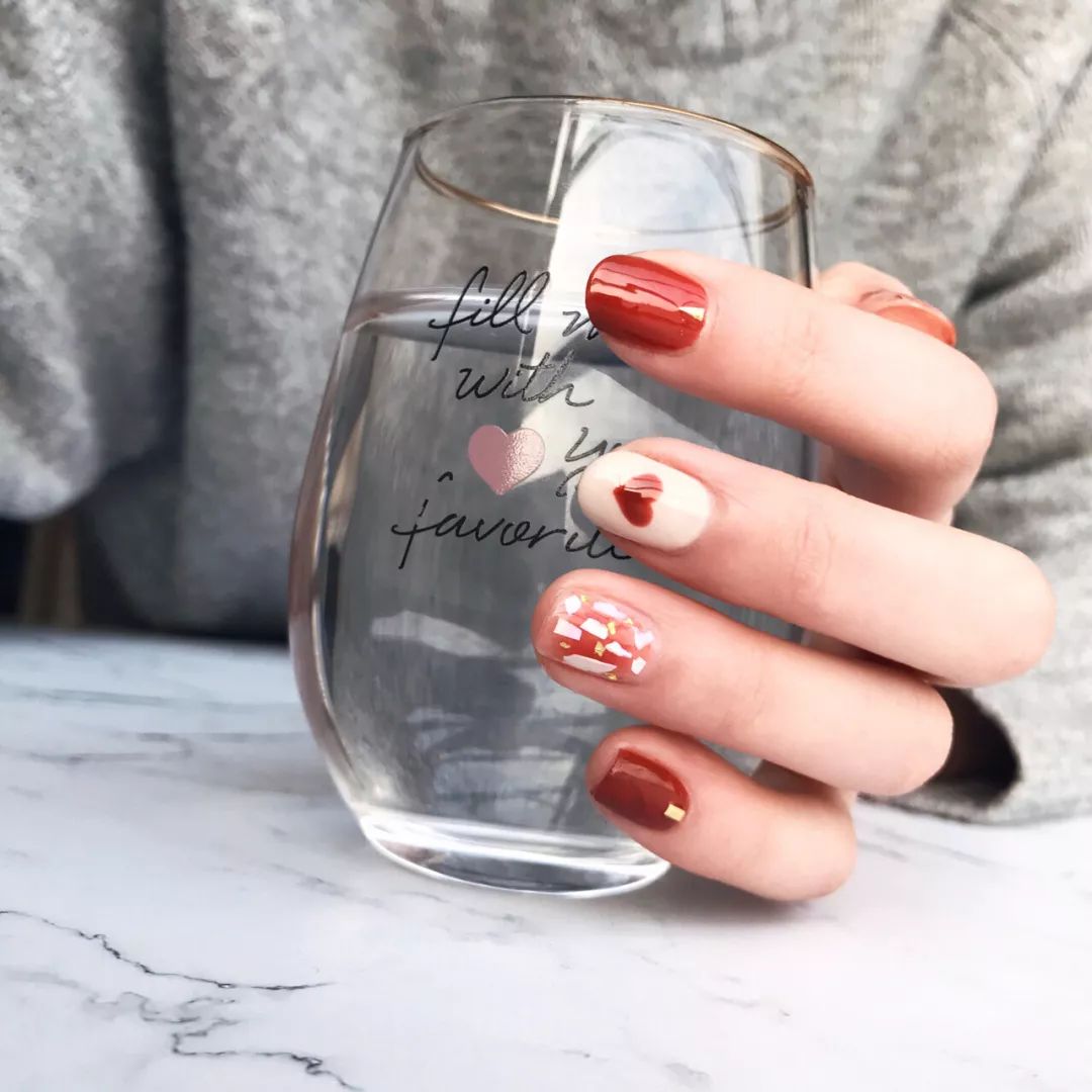 夏天美甲款式图片2022最火网红款,夏天短指甲美甲纯色显手白