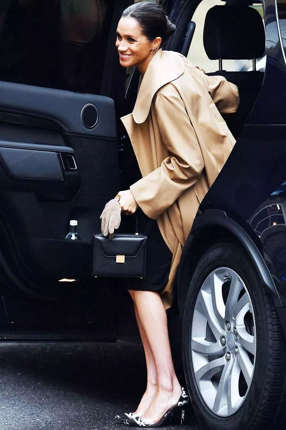 豹纹OUT，下一个C位印花轮到奶牛纹上场！