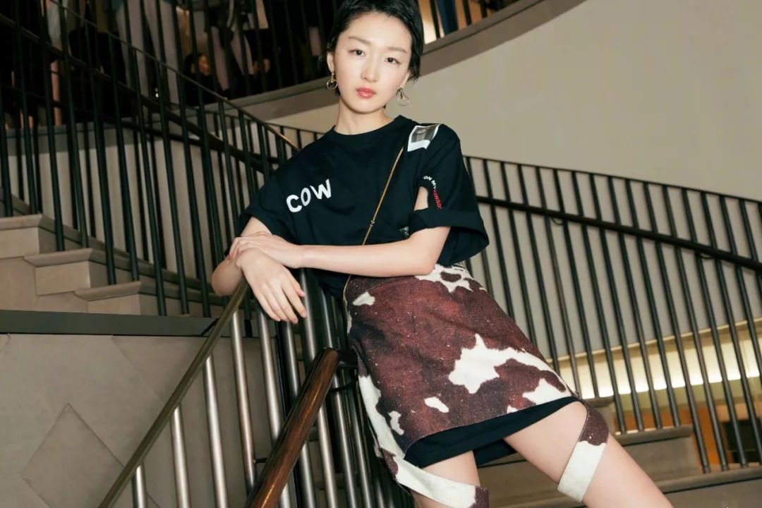 豹纹OUT，下一个C位印花轮到奶牛纹上场！