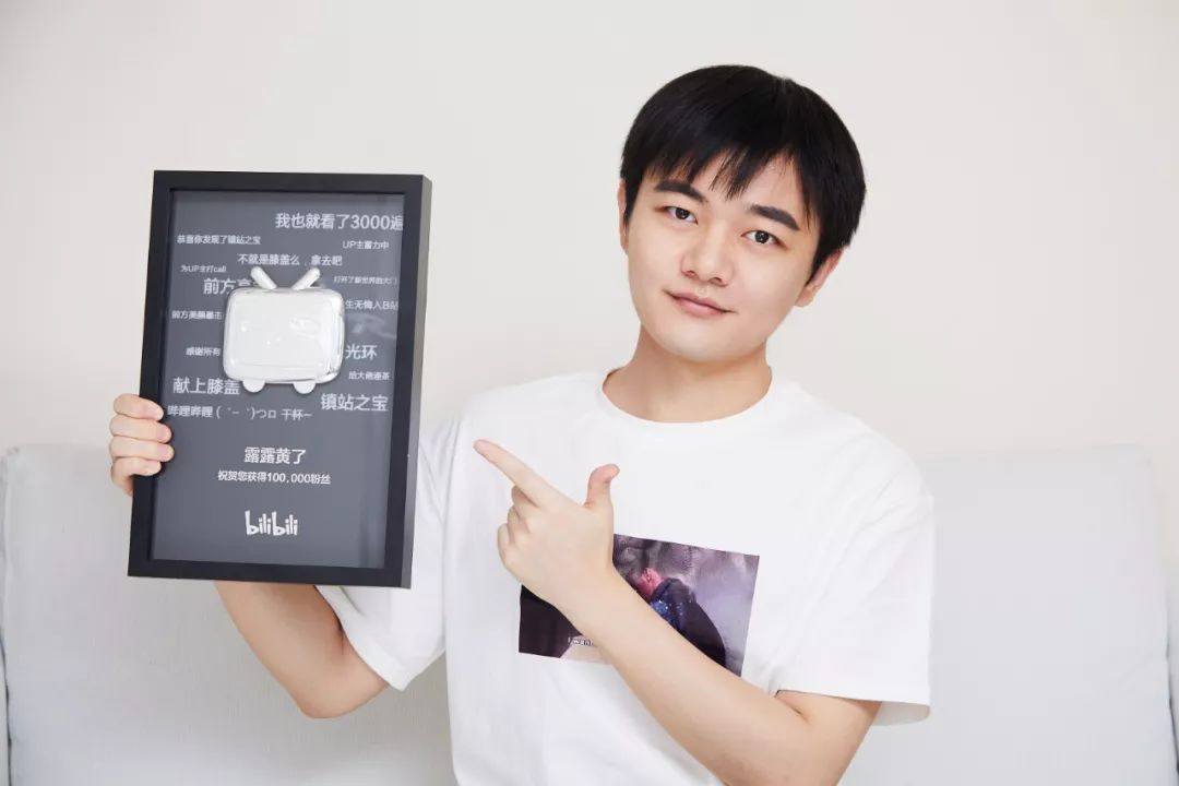 男性美妆博主迎来崛起,他深入化妆品工厂一年,一篇文章带货15万|对话露露黄了